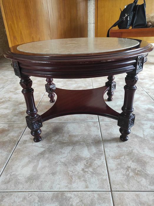 Mesa de centro redonda com tampo de pedra e madeira trabalhada