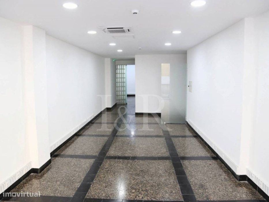 Loja renovada com 180 m2 na Penha de França, Lisboa