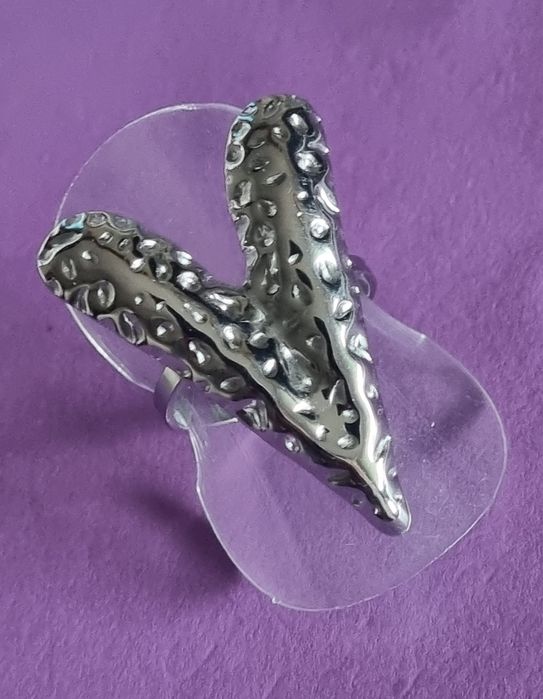 Anel prateado, em aço inoxidável, em forma de coração. Ajustável