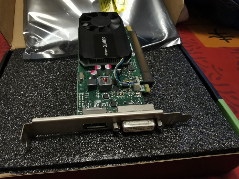 Nvidia Quadro k620 com cabos DVI_HDMI 
Com cabo de ligação, DVI /HDMI.
Com cabo de ligação, DVI /HDMI.