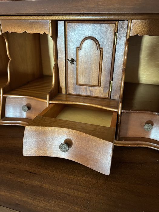 Estante antiga com escrivaninha em madeira e vidro