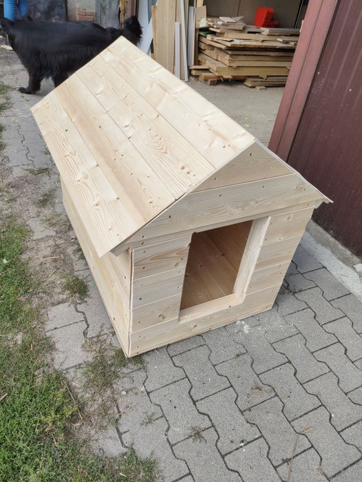 Buda dla psa z drewna