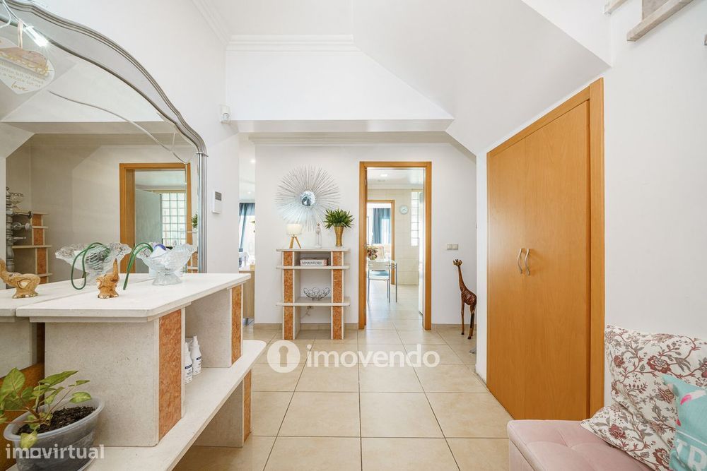 Moradia T6 exclusiva, com piscina e garagem, na Charneca da Caparica
