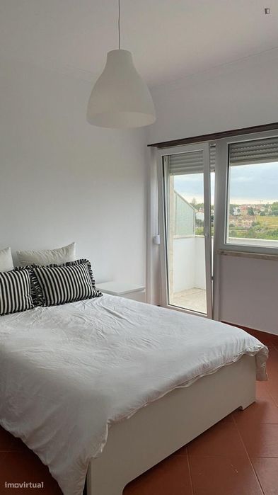 Quarto - localizado em Oeiras Lisbon