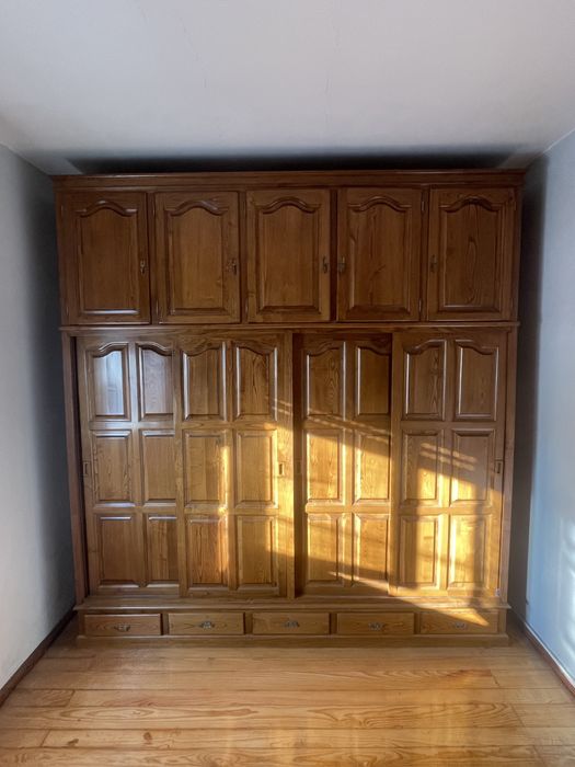 Roupeiro grande de madeira