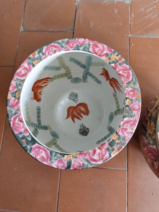 Par de Vasos/Floreiras Chinesas Antigas em Porcelana - Peixes e Cenas