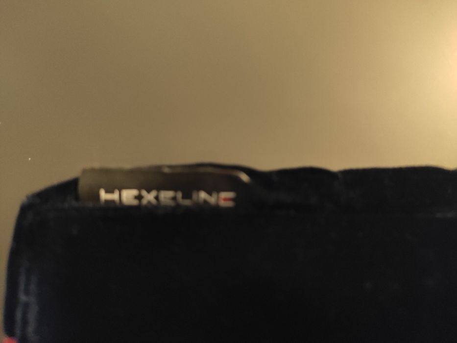 Hexeline eleganckie welurowe etui na laptopa