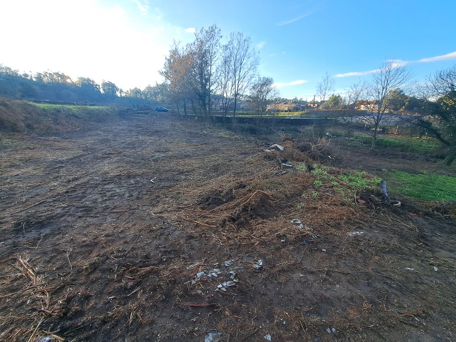 Terreno rústico a face da estrada. 5300 m2 em Cortinhas.