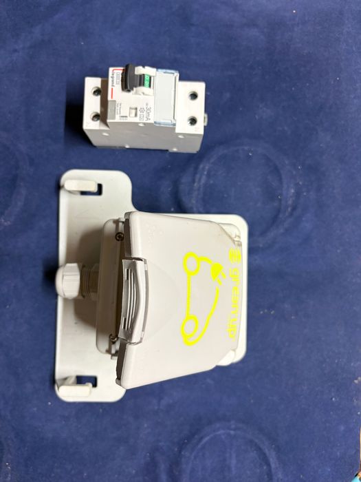Tomada GreenUp + Dijunto 30A para viatura electrica
