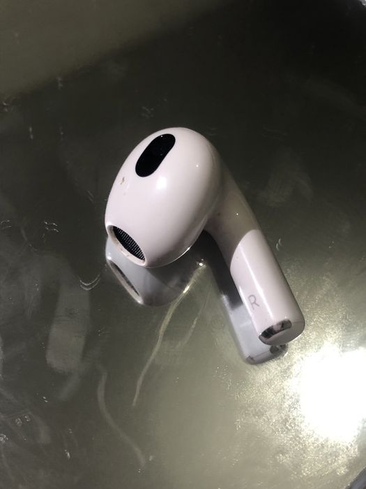 Продам один навушник airpods 3 правий