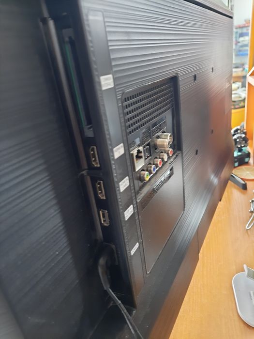 Телевізор самсунг Т5300.32 діагональ.Стан без подряпин.Ціна 4500.Продаж в Чернівцях.