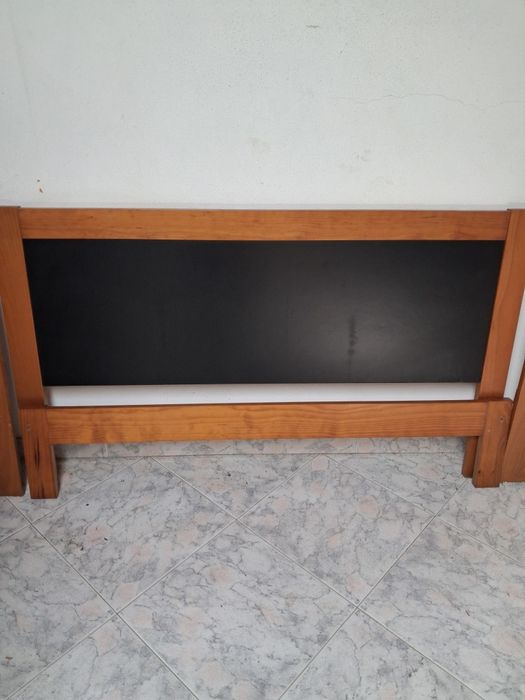 Cama  madeira pinho mel com barras em preto