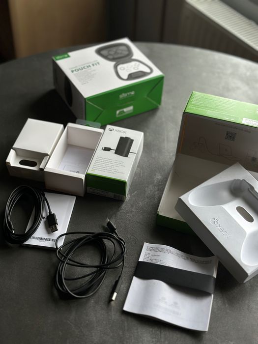 Microsoft Xbox Wireless Controller Carbon Black + akumulator + etui