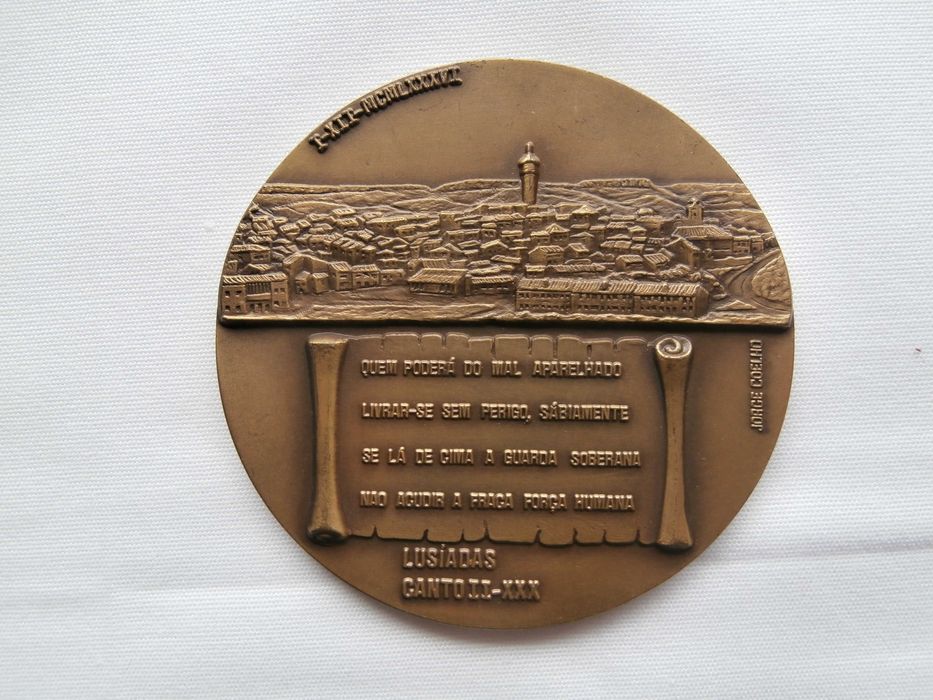 Várias medalhas de bombeiros