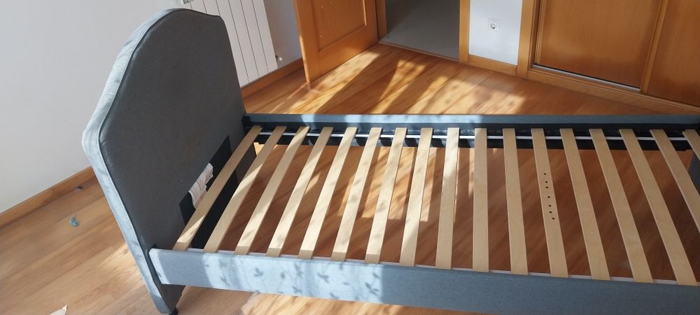 Cama de ferro forrada a tecido