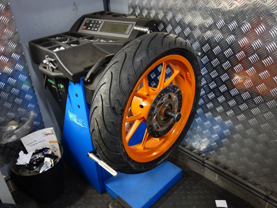 Obsługa kół motocyklowych (wymiana + ważenie kół) + Prostowanie