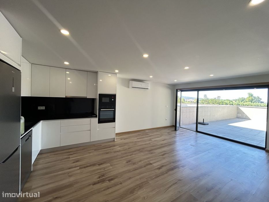 T2 Novo, c/ terraço,suíte e cozinha equipada,perto do Centro de Braga!