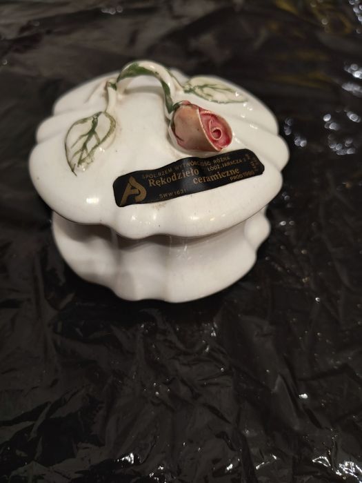 Cukiernica rękodzielo ceramiczne z różą z 1989 roku