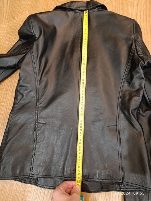 Шкіряна куртка чорного кольору