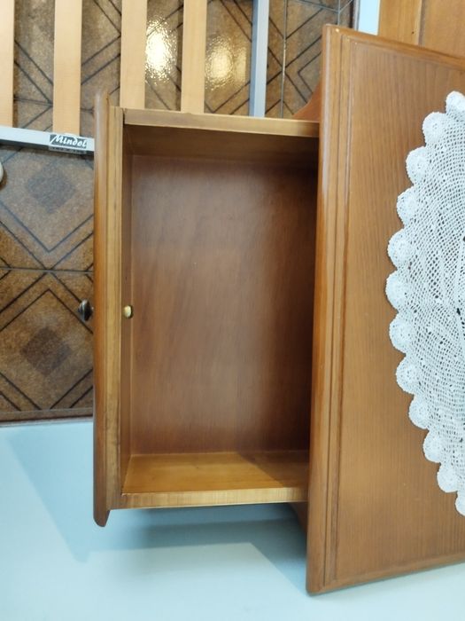 Cama Semi-Nova com Mesas de Cabeceira