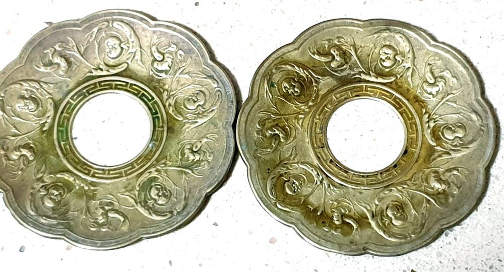Par de antigos bobeches de lustre em latão dourado