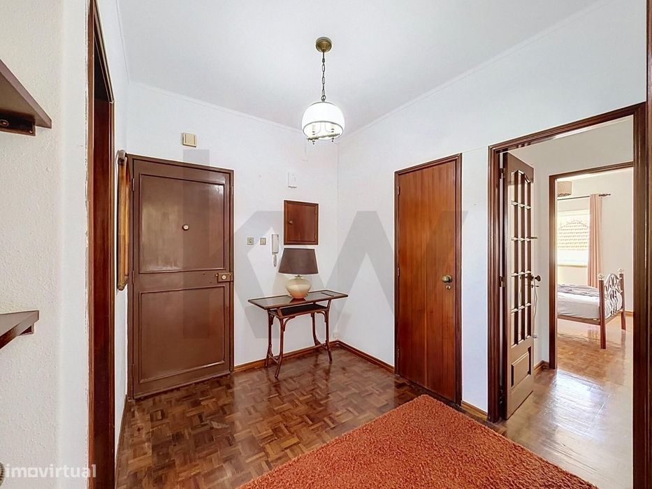Apartamento T2 com Boa Luz Natural e Marquise | Peniche