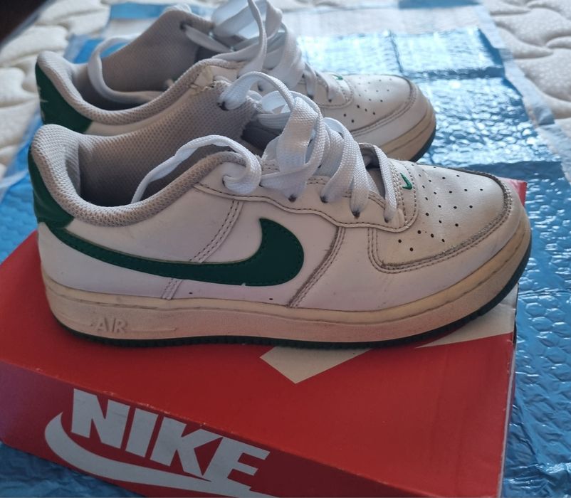 Nike Air verdes e brancas