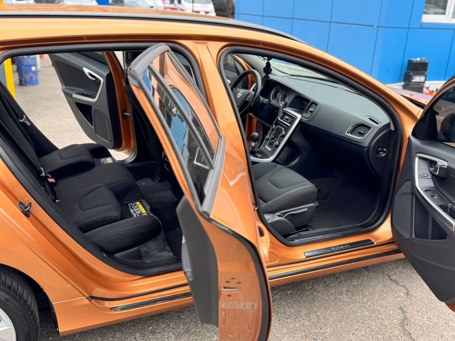 VOLVO V60 1,6 л. D2 не фарбований ВІДЕО