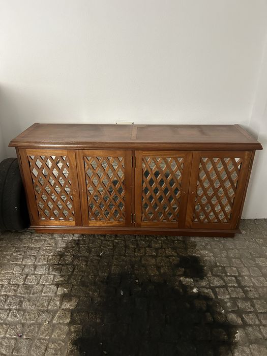 Aparador de sala com portas espelhadas