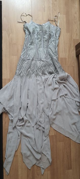 Piękna elegancka sukienka z gorsetem