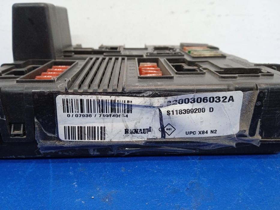 CAIXA RELÉS / FUSÍVEIS RENAULT SCÉNIC II 2004 -8200306032A