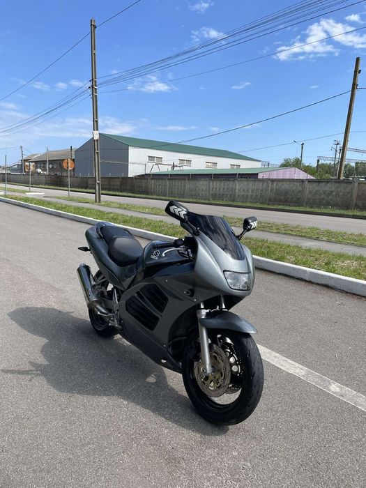 Suzuki RF 600 R.