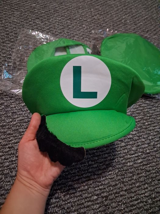 Czapka z wąsami Luigi