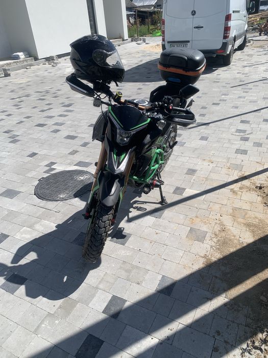 Продаєця мотоцікол