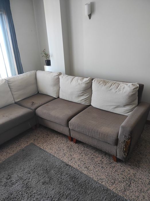 A quem interessar. Ofereço sofá de canto (necessita ser estofado)