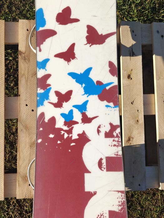 Atom Wild Butterffly 142 + wiązania Roxy - deska snowboardowa