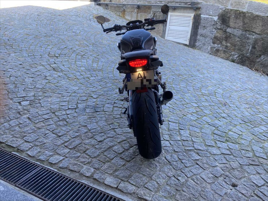 Honda CB650R em excelente estado!