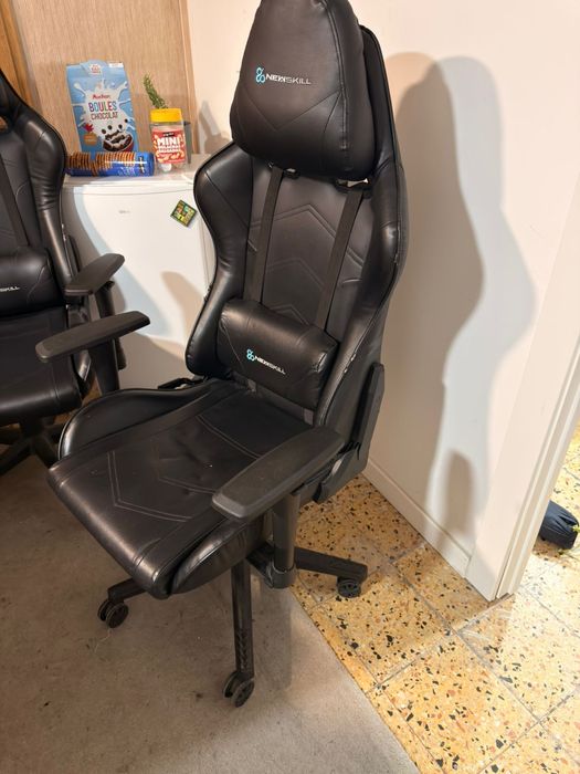 Cadeira de escritório Alpha gamer em pele preta, com design ergonomico