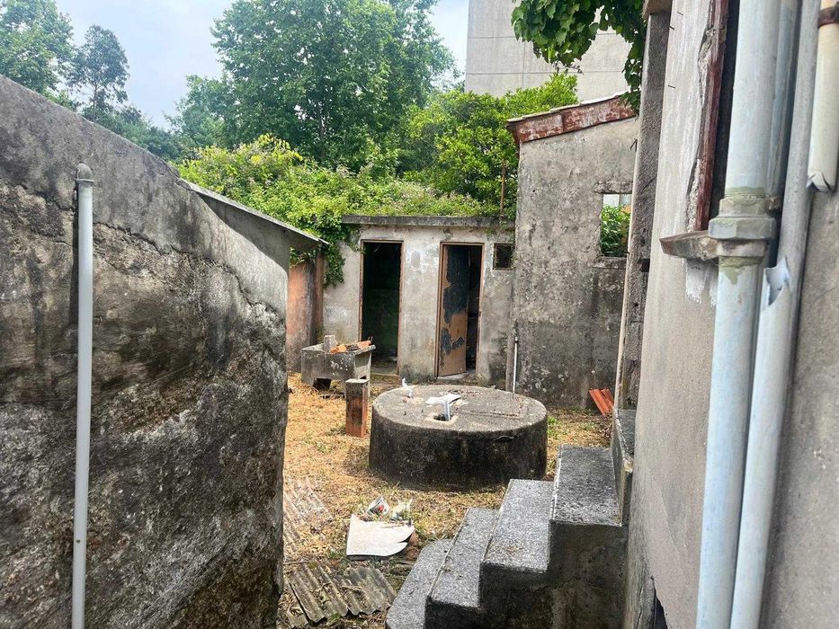 3 moradias em ruina inseridas num terreno de cerca de 500m2 com poço