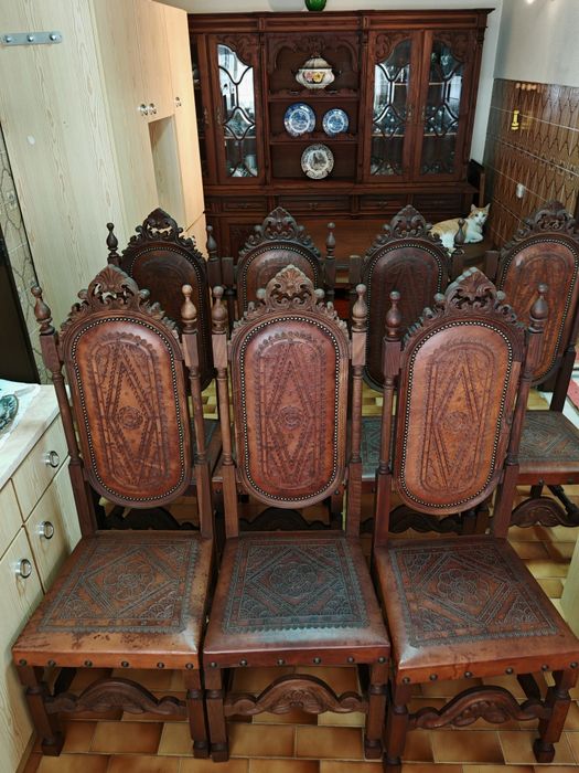 Conjunto de móveis de sala de jantar em castanho mogno maciço antigo