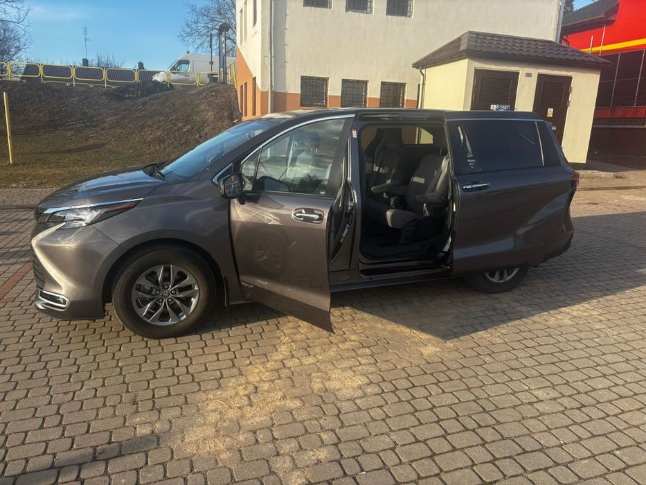 Toyota Sienna hybrid AWD 2021 XLE 7 osób.