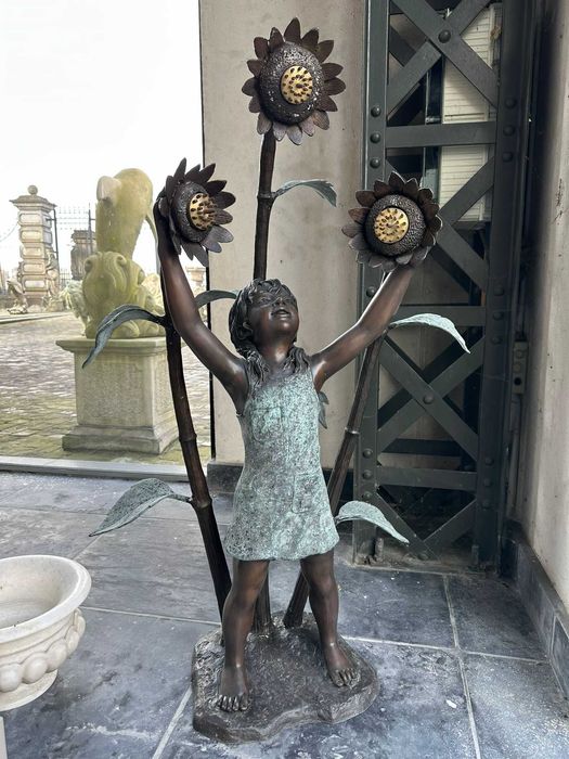 Fontanna z brązu Dziewczynka ze słonecznikami h145cm
