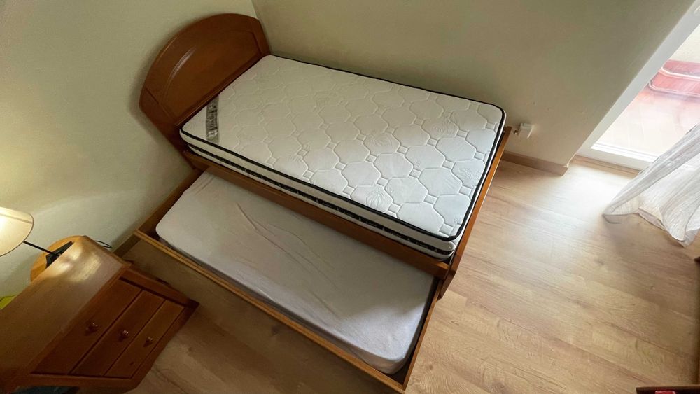 Cama solteiro + mesa cabeceira