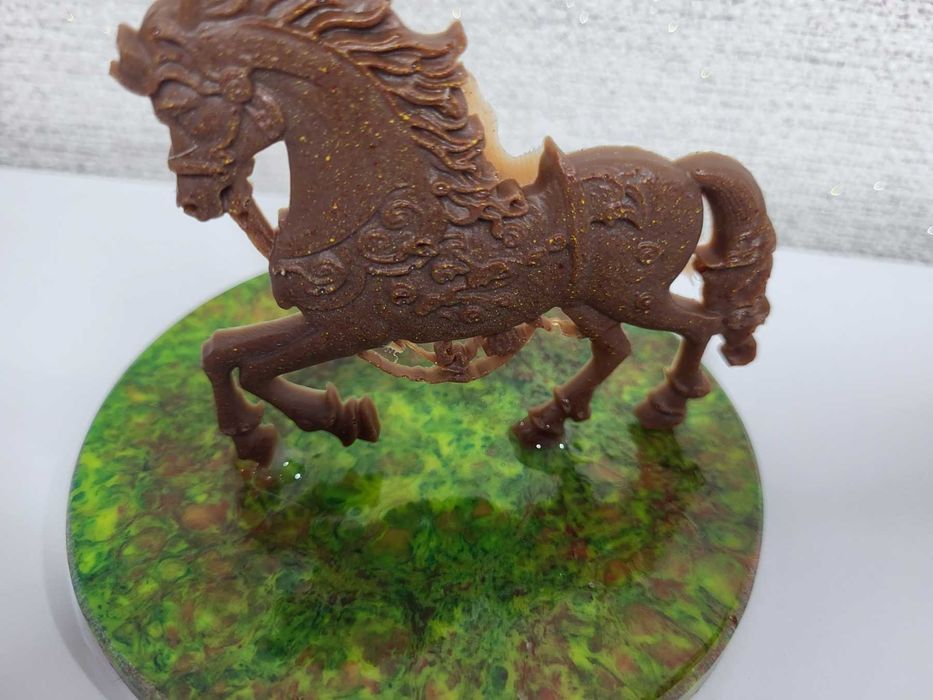 Фигура "Конь "из эпоксидной смолы авторская работа, символ 2026