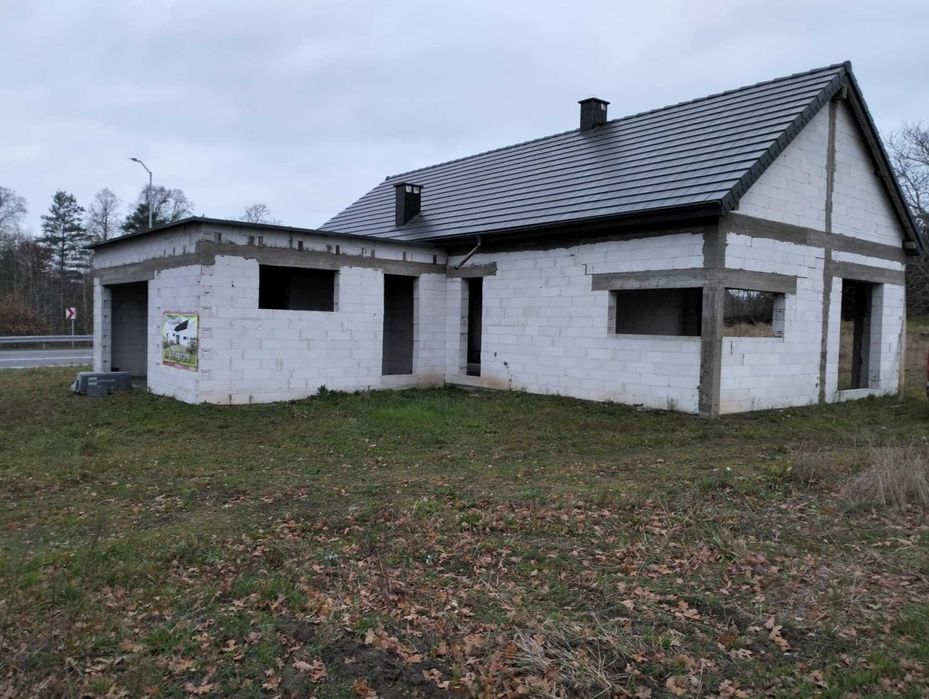 Dom wolnostojący jednorodzinny w stanie surowym