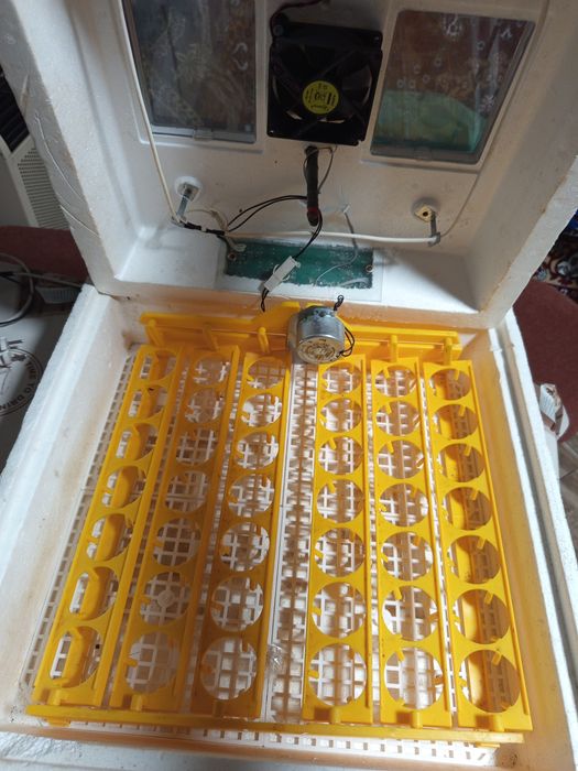 Інкубатор з механізмом перевертання