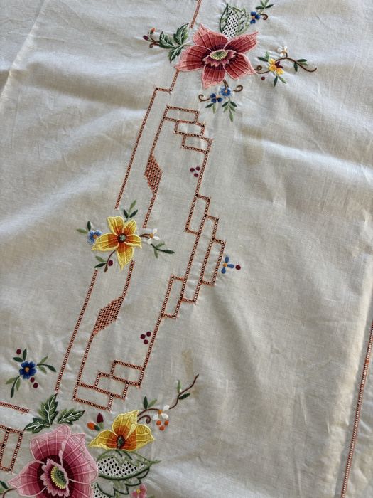 Toalha de mesa bordada a mão e 7 guardanapos