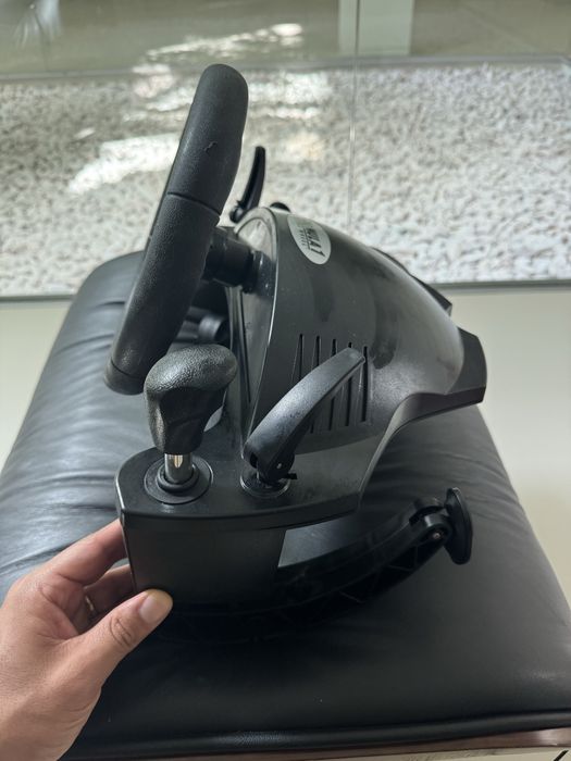 Volante, pedais e manete Thrustmaster
