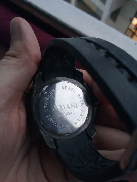 Dois relógios que necessitam de braceletes novas