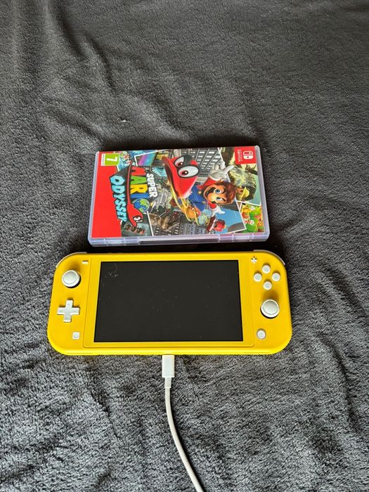 Nintendo switch lite  amarela e jogo Super Mario Odissey